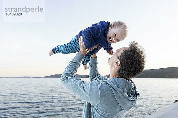 Vater und Baby am Meer  Seget Vranjica  Kroatien  Europa