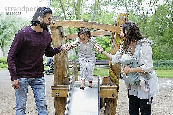 Familie mit Kindern auf einem Spielplatz  Bonn  Deutschland  Europa
