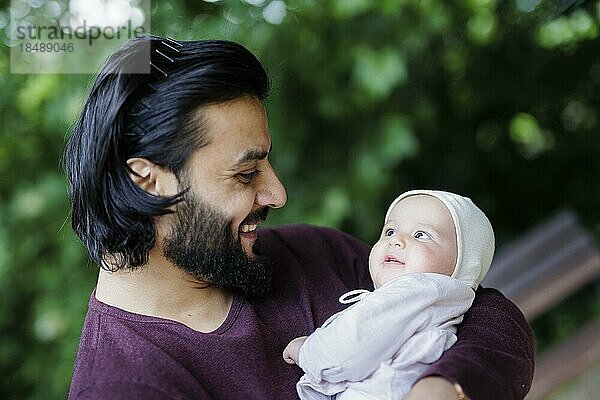 Vater strahlt sein Baby an  Bonn  Deutschland  Europa
