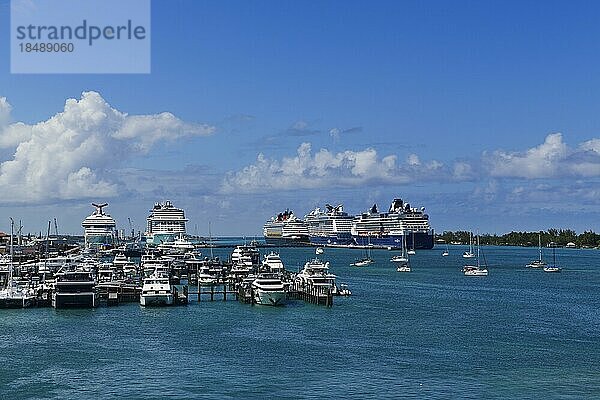 Kreuzfahrtschiffe im Hafen von Nassau  New Providence  Bahamas  Mittelamerika