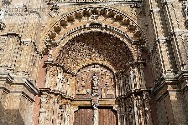 Verziertes Eingangstor  Hauptfassade  Kathedrale von Palma  Palma de Mallorca  Mallorca  Balearen  Spanien  Europa
