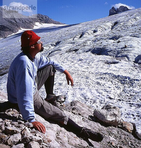 AUT  Österreich: Die Vielseitigkeit des Alpengebirges begeistert nicht nur Bewohner aus dem flachen Land  hier das Gebirge in den Jahren 1965 bis 1971. Gletschertour  Rast am Gletscher am Hohen Dachstein