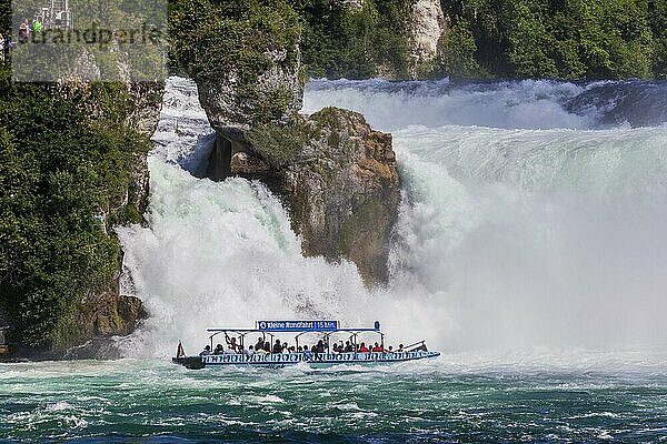 Rheinfall  Wasserfall mit Touristenboot  Naturschauspiel am Rhein  Schaffhausen Schweiz