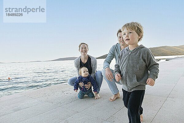 Familie am Meer  Seget Vranjica  Kroatien  Europa