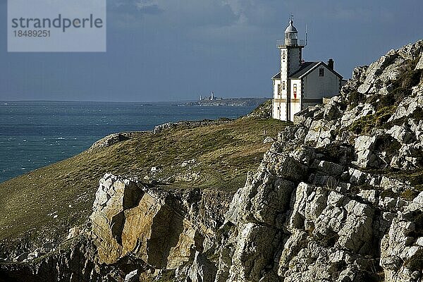 Leuchtturm an der Pointe du Toulinguet  Camaret sur Mer  Finistère  Bretagne  Frankreich  Europa