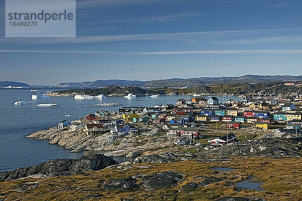 Bunte Häuser in der Stadt Ilulissat  Jakobshavn  Diskobucht Grönland