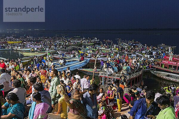 Ganga Aarti  Abendzeremonie am heiligen Dasaswamedh Ghat  Hinduismus  Gläubige Hindus auf einem Boot  Ganges  Varanasi  Uttar Pradesh  Indien  Asien