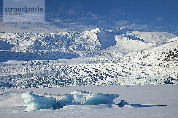 Eisformationen in der Gletscherlagune Fjallsárlón  Gletschersee im Winter  Island  Europa