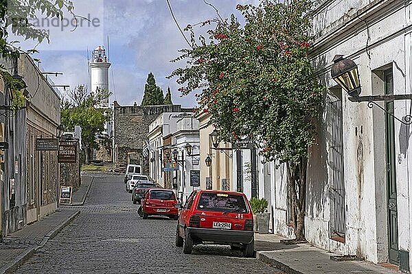 Gepflasterte Straße und Leuchtturm im kolonialen Barrio Historico  historisches Viertel der Stadt Colonia del Sacramento  Südwesten Uruguays