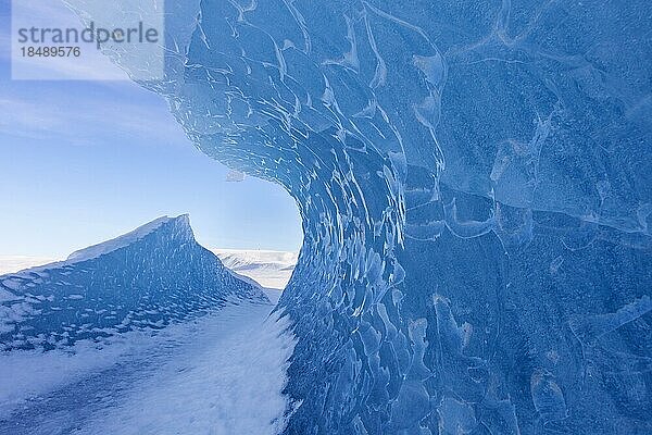 Eisformationen in der Gletscherlagune Fjallsárlón  Gletschersee im Winter  Island  Europa