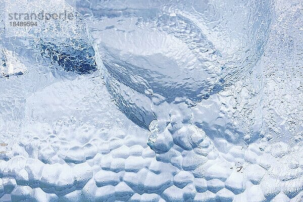 Abstraktes Muster in schmelzender Eisscholle  Eisberg mit Textur aufgrund von Schmelzwasser  Schmelzwasser