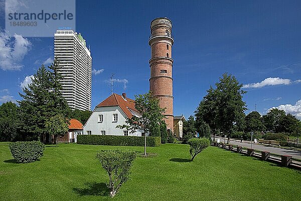 Maritim Hotel und der alte Leuchtturm im Hafen von Travemünde  Lübeck  Deutschland  Europa
