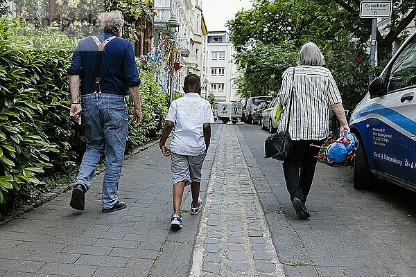 Großeltern auf Zeit. Großeltern auf Zeit betreuen ehrenamtlich für einige Stunden in der Woche einen Jungen aus Afrika.  Bonn  Deutschland  Europa