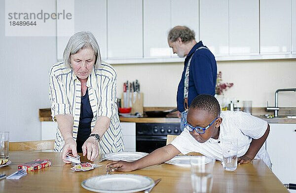 Großeltern auf Zeit. Älteres Paar betreut ehrenamtlich für einige Stunden in der Woche einen Jungen aus Afrika.  Bonn  Deutschland  Europa