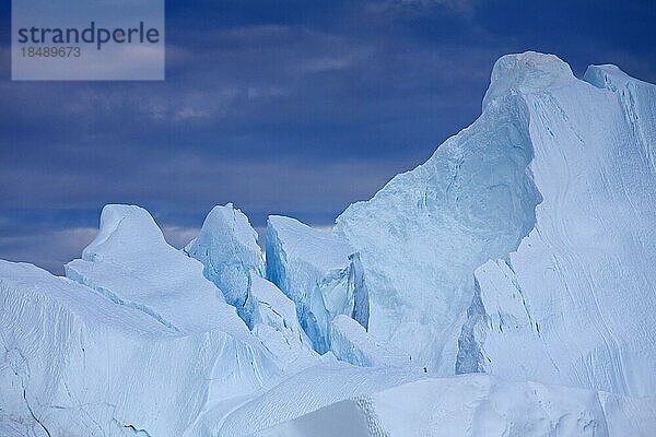 Eisberg bei Sonnenuntergang im Kangia Eisfjord  Diskobucht  Westgrönland  Grönland  Nordamerika