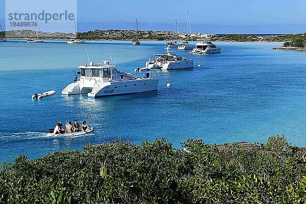 Segelboote und Katamarane ankern vor Warderick Wells  Bahamas and Exuma Cays Land and Sea Nationalpark  Bahamas  Mittelamerika