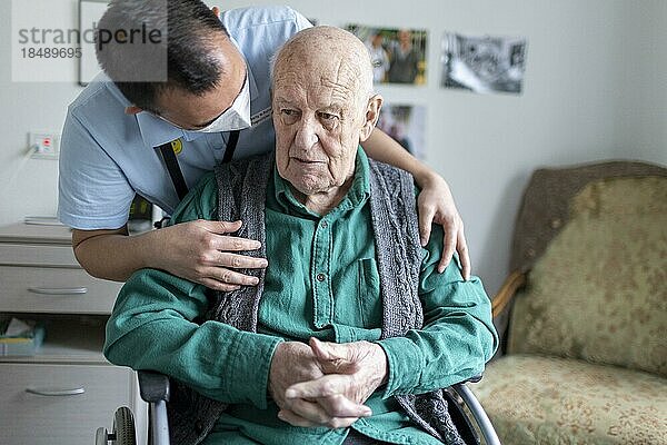 Altenpfleger redet mit einem Bewohner im Pflegeheim  Heidelberg  Deutschland  Europa