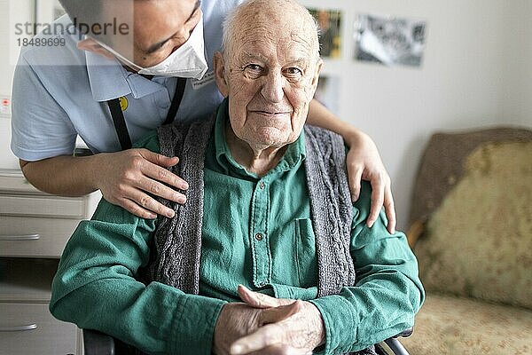 Altenpfleger redet mit einem Bewohner im Pflegeheim  Heidelberg  Deutschland  Europa