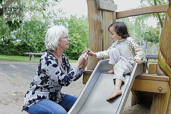 Ehrenamt. Großmutter auf Zeit mit einem Kind auf dem Spielplatz.  Bonn  Deutschland  Europa