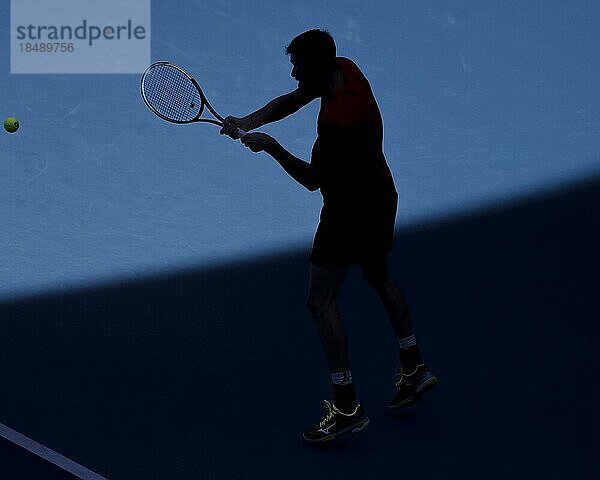 Silhouette des deutschen Tennisspielers Mats Moraing bei einem Rückhandschlag während des Australian Open 2022 Tennisturniers  Melbourne Park  Melbourne  Victoria  Australien  Ozeanien