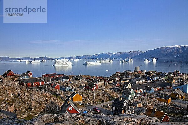 Dorf Uummannaq mit bunten Häusern und Eisbergen im Fjord  Nordgrönland  Grönland  Nordamerika