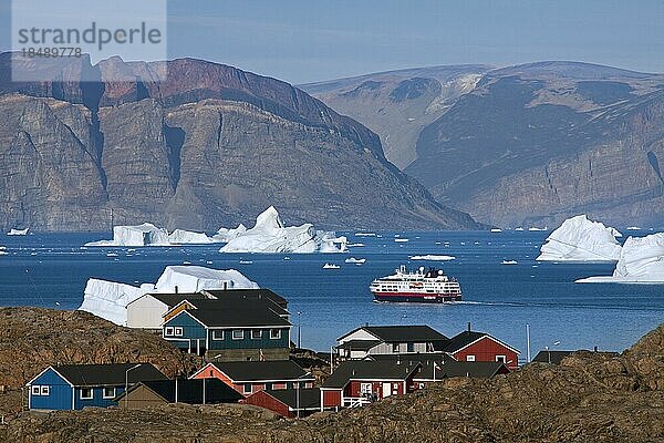 Kreuzfahrtschiff zwischen Eisbergen im Uummannaq Fjord  Nordgrönland  Grönland  Nordamerika