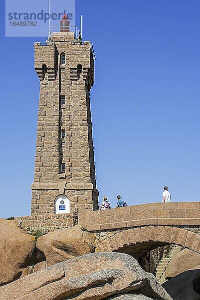 Der Leuchtturm von Pors Kamor an der Côte de granit rose  der rosa Granitküste bei Ploumanach  Bretagne  Frankreich  Europa