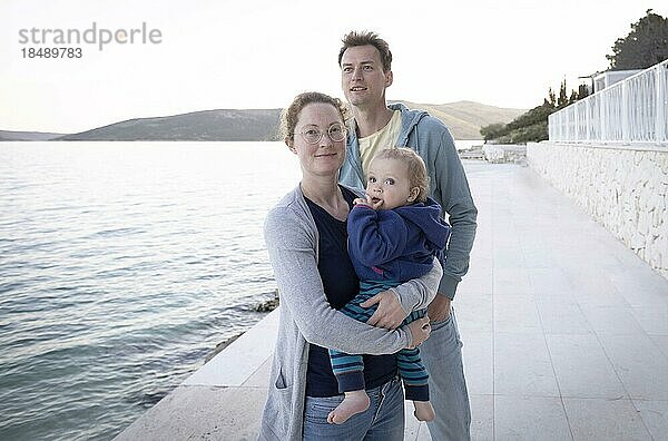 Familie mit Kleindind steht am Meer  Seget Vranjica  Kroatien  Europa