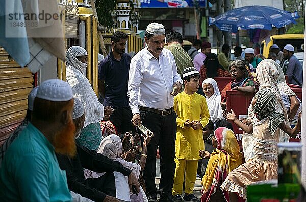 Indische Muslime spenden Geld an Bedürftige  nachdem sie das zweite Freitagsgebet im heiligen Monat Ramadan in einer Moschee in Guwahati  Indien am 31. März 2023 verrichtet haben