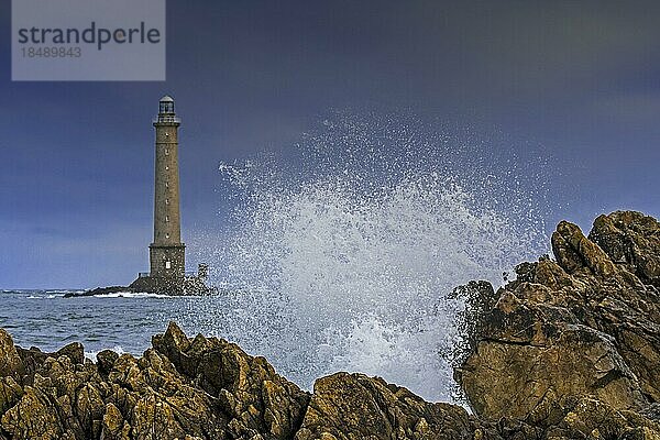 Wellenschlag auf Felsen und Phare de La Hague  Leuchtturm Phare de Goury bei Auderville  Cap de La Hague  Halbinsel Cotentin  Basse Normandie  Frankreich  Europa