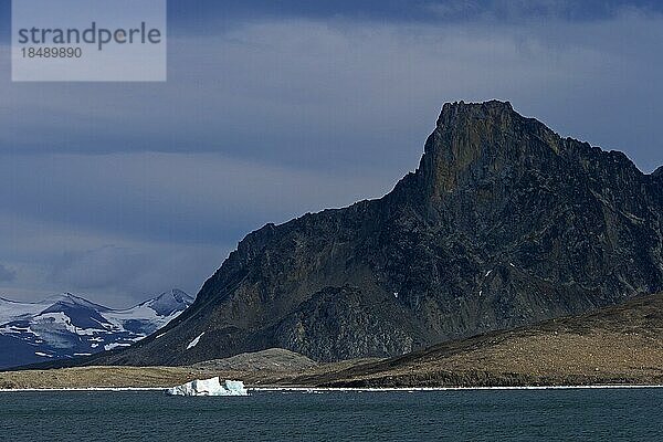 Schmelzende Eisscholle in der Burgerbukta  Bucht im Norden des Hornsundfjords  Spitzbergen  Norwegen  Europa