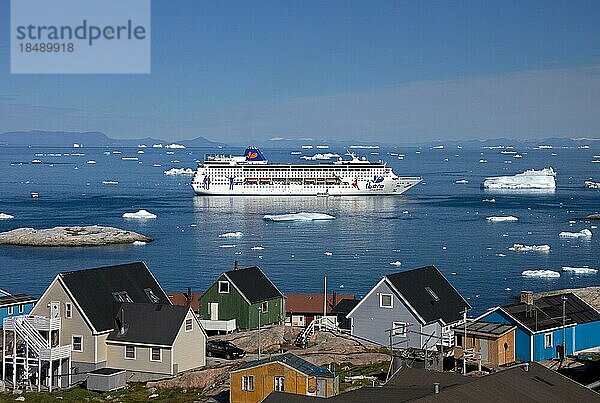 Kreuzfahrtschiff in der Bucht vor der Stadt Ilulissat  Jakobshavn  Diskobucht Grönland