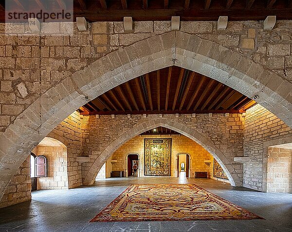 Großer Saal  Sala Mayor  auch Tinell genannt  mit kunstvollem Teppich  Innenräume des Königspalast La Almudaina  Palau Reial de l'Almudaina  Palma de Mallorca  Mallorca  Balearen  Spanien  Europa