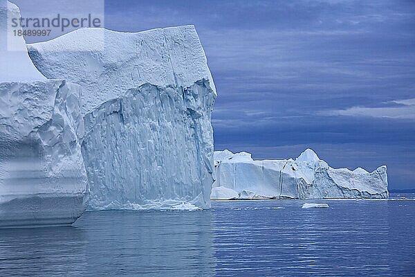 Eisberge bei Sonnenuntergang im Kangia Eisfjord  Diskobucht  Westgrönland  Grönland  Nordamerika