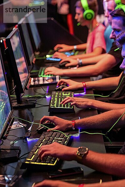 Computerspiele und Videospiele  junge Menschen zocken am Computer  Symbolfoto  Köln  Nordrhein-Westfalen  Deutschland  Europa