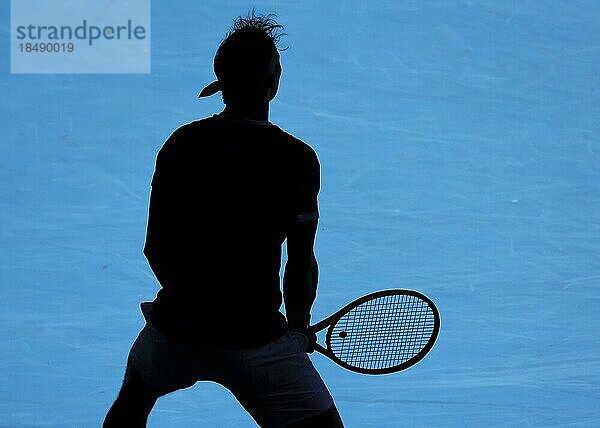 Silhouette des spanischen Tennisspielers Rafael Nadal beim Warten auf den Aufschlag während des Tennisturniers Australian Open 2022  Melbourne Park  Melbourne  Victoria  Australien  Ozeanien