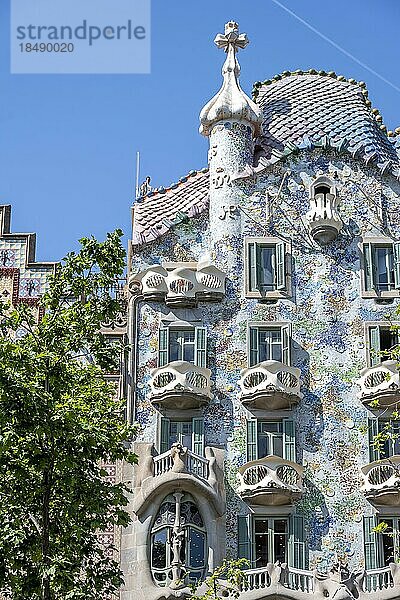 Kunstvolle Fassade des Casa Batlló von Antoni Gaudí  Passeig de Gràcia  Barcelona  Katalonien  Spanien  Europa