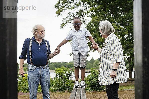 Großeltern auf Zeit. Großeltern mit einem Jungen auf einem Spielplatz.  Bonn  Deutschland  Europa