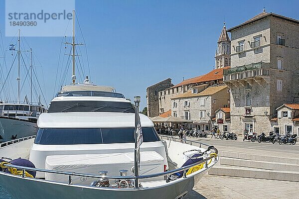An der Promenade im Hafen der historischen Altstadt von Trogir an der Adria vertäute Yachten  Gespanschaft Split Dalmatien  Kroatien  Europa