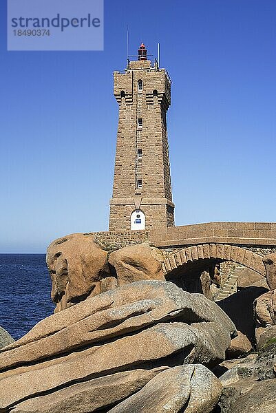 Der Leuchtturm von Pors Kamor an der Côte de granit rose  Rosa Granitküste bei Ploumanach  Perros Guirec  Côtes dArmor  Bretagne  Frankreich  Europa