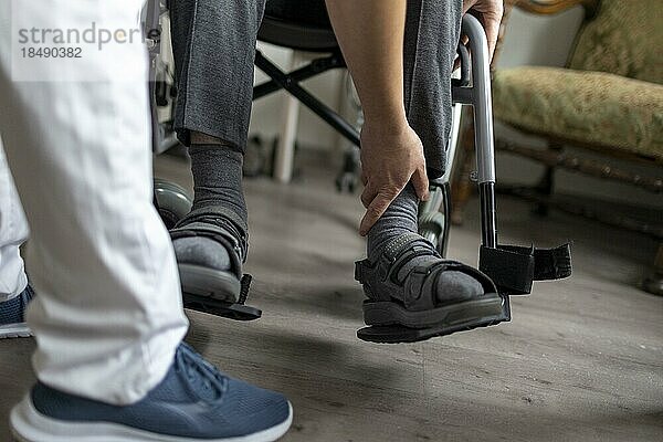 Pfleger hilft altem Mann beim Aufstehen in einem Pflegeheim  Heidelberg  Deutschland  Europa