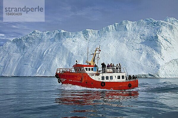 Touristenboot im Kangia Eisfjord  Diskobucht Westgrönland  Grönland  Nordamerika