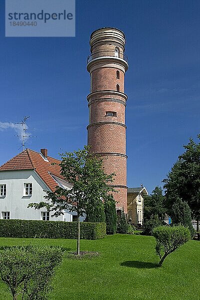Der alte Leuchtturm im Hafen von Travemünde  Lübeck  Deutschland  Europa