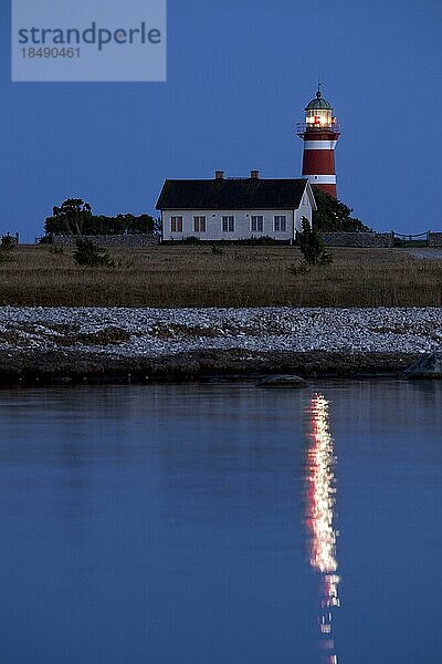 Der rotweiße Leuchtturm Närs fyr in Närsholmen auf der Insel Gotland  Schweden  Europa