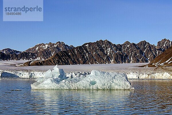 Abgekalbter Eisberg vom Lilliehöökbreen Gletscher  der im Lilliehöökfjorden  einem Fjordzweig des Krossfjords in Albert I Land  Spitzbergen  Svalbard  Norwegen  treibt  Europa