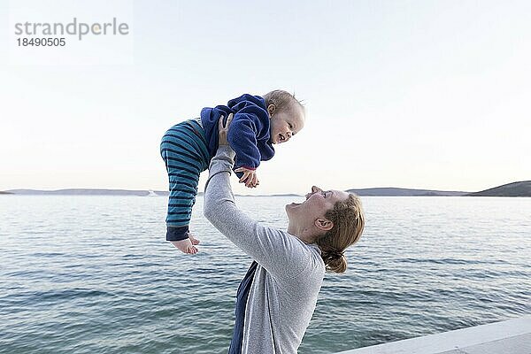 Mutter und Baby am Meer  Seget Vranjica  Kroatien  Europa