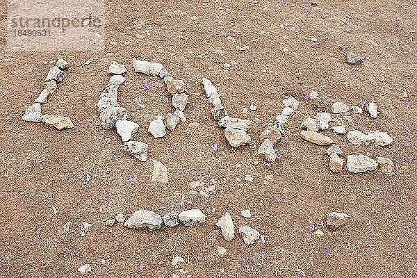 Liebe auf der Hochebene Matagrande  Steine zum Wort Love zusammen gelegt  Weg von Atapuerca nach Cardeñuela Río Pico  Kastilien und León  Provinz Burgos  Spanien  Europa