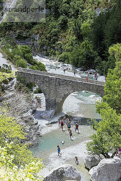 Steinbrücke aus dem Mittelalter  Pont medieval de Cheteauneuf-de-Chabre  Landschaft mit Gebirgsfluss und Menschen beim Baden  Val Buëch-Meouge  Département Hautes-Alpes  Frankreich  Europa