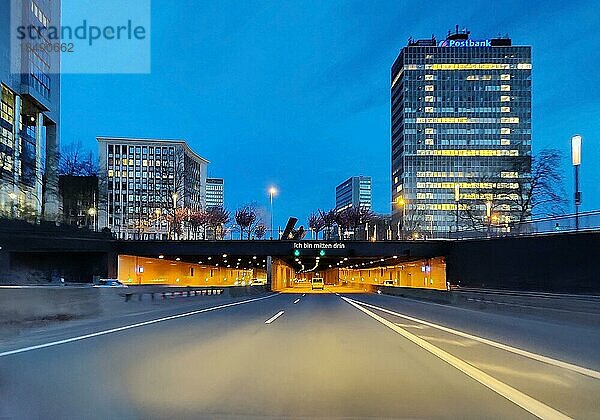 Schriftzug Ich bin mitten drin am Autobahntunnel der A 40 in der Innenstadt von Essen  Ruhrgebiet  Nordrhein-Westfalen  Deutschland  Europa