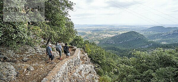 Wanderer am Wanderweg zur Burgruine Castell Alaró  Puig dAlaró  Serra de Tramuntana  Mallorca  Spanien  Europa